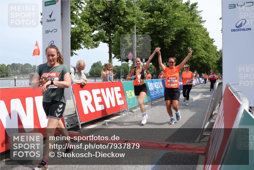 15.06.2025 - REWE Women's Run Strokosch-Dieckow http://msf.ph/oto/7937879 15.06.2025 11:11:36 Ziel 5119, 5232, 5237, 5239, 5291, 5398, 5411, 5412, 5527, 5677 meine-sportfotos.de