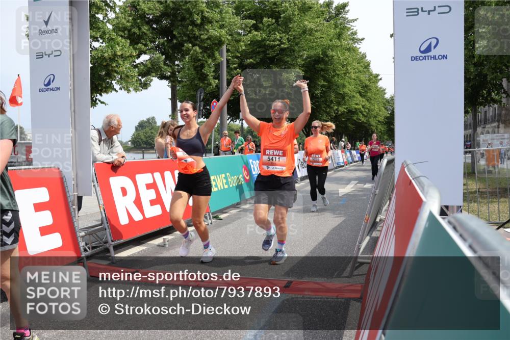 15.06.2025 - REWE Women's Run Strokosch-Dieckow http://msf.ph/oto/7937893 15.06.2025 11:11:36 Ziel 5119, 5232, 5237, 5239, 5291, 5398, 5411, 5412, 5527, 5677 meine-sportfotos.de
