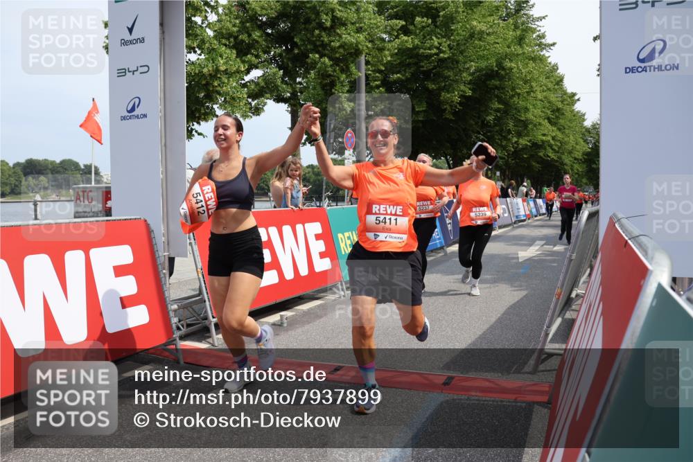 15.06.2025 - REWE Women's Run Strokosch-Dieckow http://msf.ph/oto/7937899 15.06.2025 11:11:36 Ziel 5119, 5232, 5237, 5239, 5291, 5398, 5411, 5412, 5527, 5677 meine-sportfotos.de