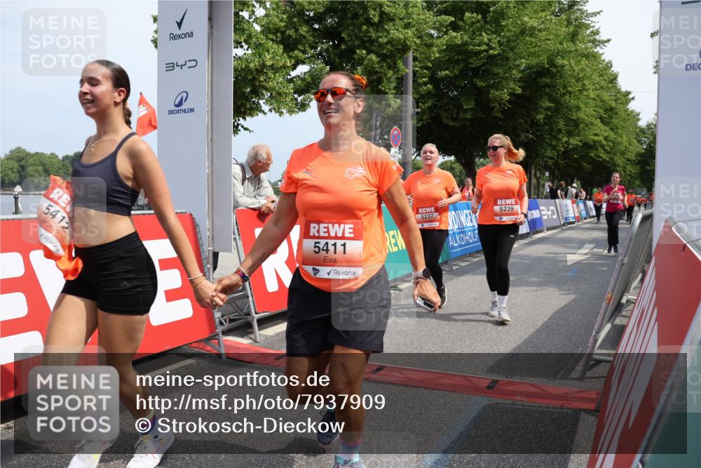 15.06.2025 - REWE Women's Run Strokosch-Dieckow http://msf.ph/oto/7937909 15.06.2025 11:11:37 Ziel 5232, 5237, 5239, 5398, 5411, 5412, 5527, 5677 meine-sportfotos.de
