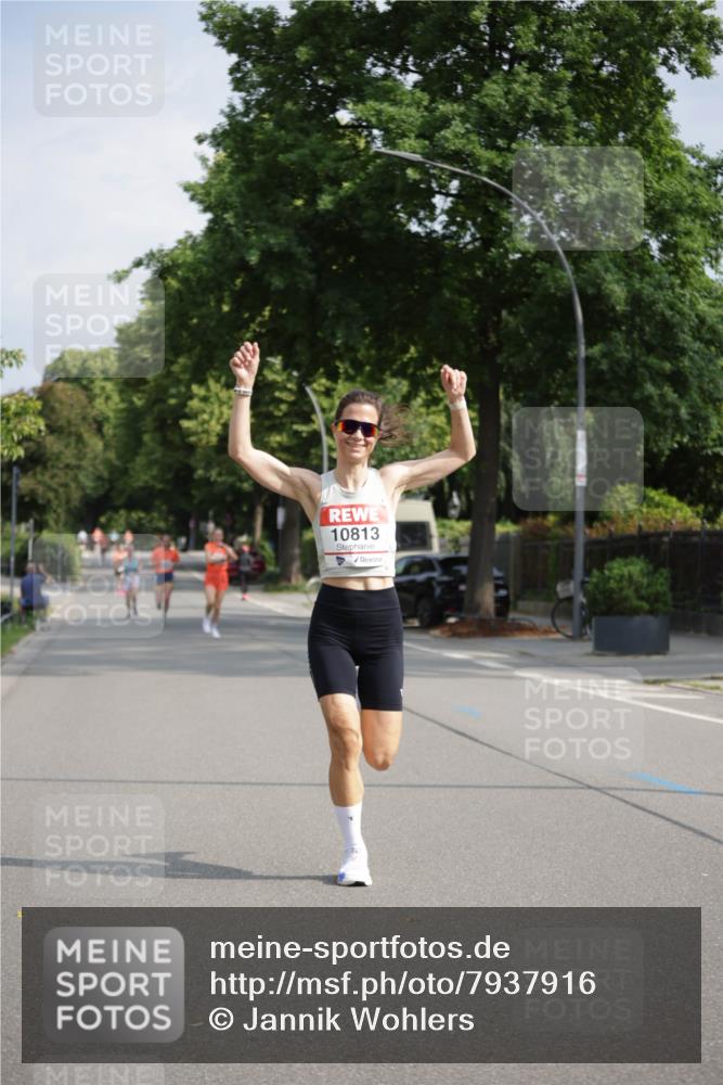 15.06.2025 - REWE Women's Run Jannik Wohlers http://msf.ph/oto/7937916 15.06.2025 08:43:40 Laufen 10813 meine-sportfotos.de