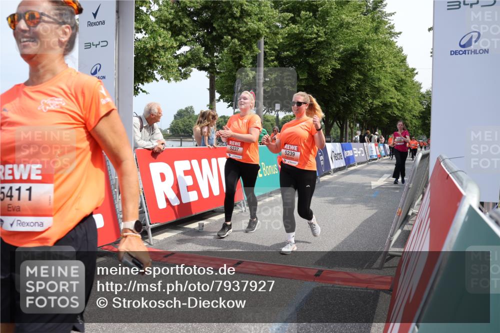 15.06.2025 - REWE Women's Run Strokosch-Dieckow http://msf.ph/oto/7937927 15.06.2025 11:11:37 Ziel 5232, 5237, 5239, 5398, 5411, 5412, 5527, 5677 meine-sportfotos.de