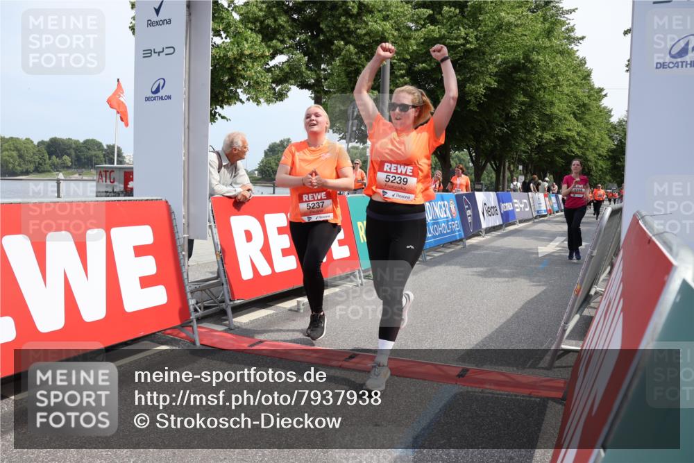 15.06.2025 - REWE Women's Run Strokosch-Dieckow http://msf.ph/oto/7937938 15.06.2025 11:11:38 Ziel 5232, 5237, 5239, 5398, 5411, 5412, 5527, 5677 meine-sportfotos.de