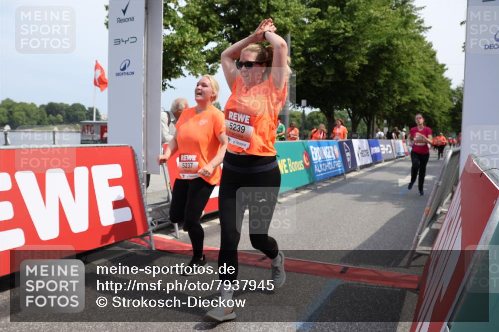 15.06.2025 - REWE Women's Run Strokosch-Dieckow http://msf.ph/oto/7937945 15.06.2025 11:11:38 Ziel 5232, 5237, 5239, 5398, 5411, 5412, 5527, 5677 meine-sportfotos.de