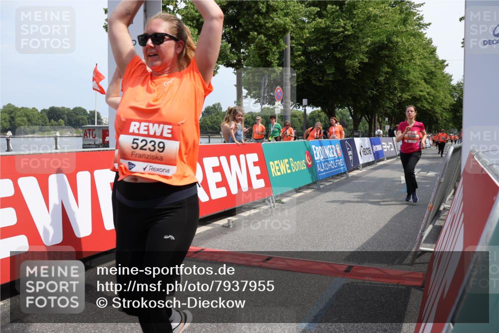 15.06.2025 - REWE Women's Run Strokosch-Dieckow http://msf.ph/oto/7937955 15.06.2025 11:11:38 Ziel 5232, 5237, 5239, 5398, 5411, 5412, 5527, 5677 meine-sportfotos.de