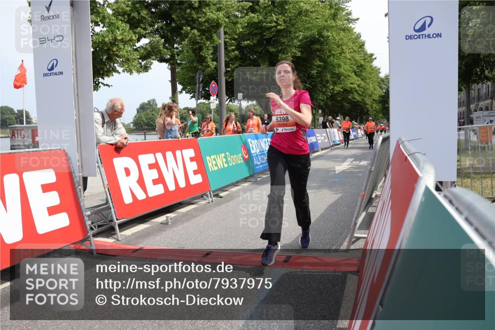15.06.2025 - REWE Women's Run Strokosch-Dieckow http://msf.ph/oto/7937975 15.06.2025 11:11:39 Ziel 5237, 5239, 5398, 5411, 5412, 5523, 5677 meine-sportfotos.de