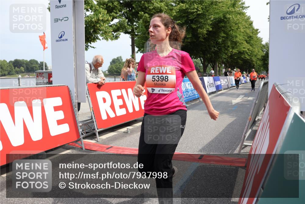 15.06.2025 - REWE Women's Run Strokosch-Dieckow http://msf.ph/oto/7937998 15.06.2025 11:11:40 Ziel 5237, 5239, 5398, 5411, 5412, 5523, 5614, 5677 meine-sportfotos.de
