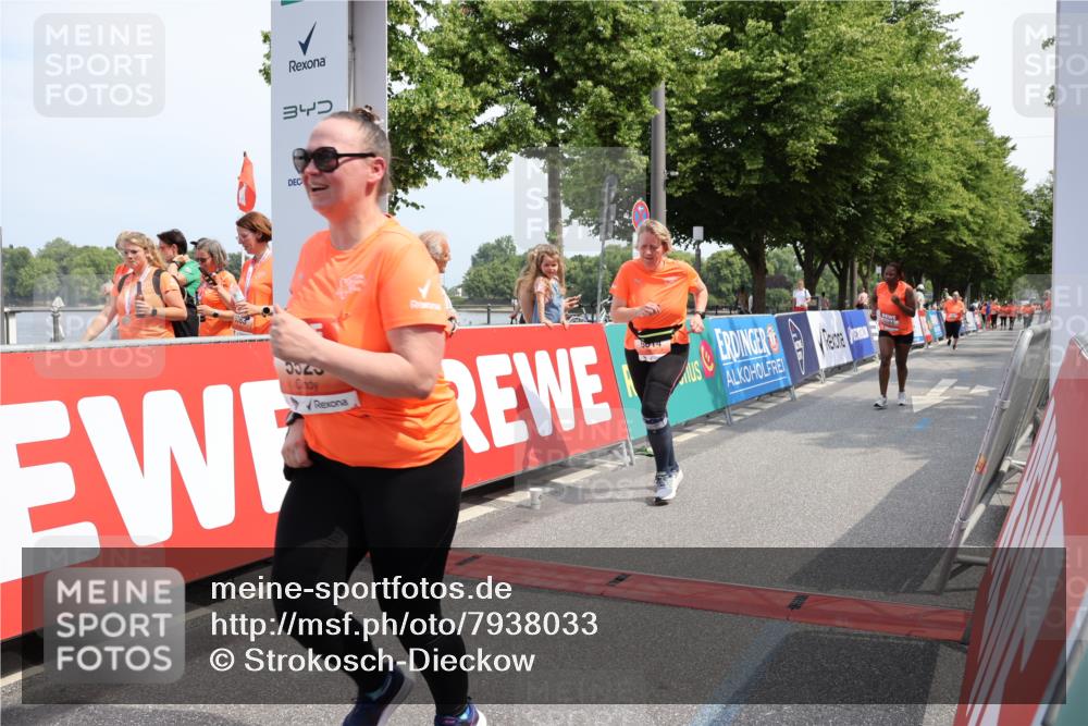 15.06.2025 - REWE Women's Run Strokosch-Dieckow http://msf.ph/oto/7938033 15.06.2025 11:11:46 Ziel 5398, 5523, 5584, 5614 meine-sportfotos.de