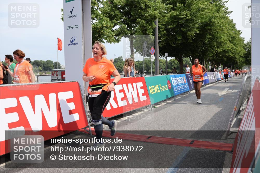 15.06.2025 - REWE Women's Run Strokosch-Dieckow http://msf.ph/oto/7938072 15.06.2025 11:11:47 Ziel 5523, 5584, 5614 meine-sportfotos.de