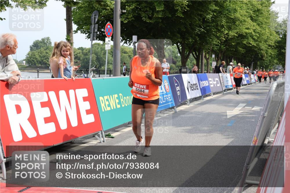 15.06.2025 - REWE Women's Run Strokosch-Dieckow http://msf.ph/oto/7938084 15.06.2025 11:11:48 Ziel 5523, 5584, 5614 meine-sportfotos.de