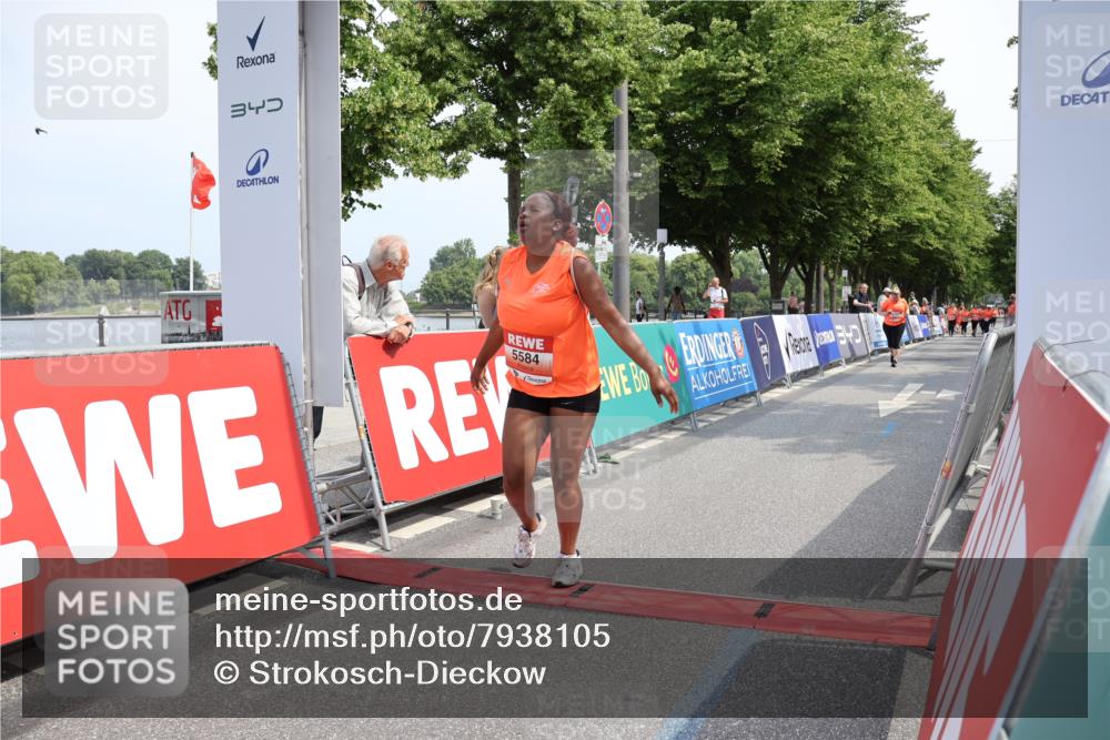 15.06.2025 - REWE Women's Run Strokosch-Dieckow http://msf.ph/oto/7938105 15.06.2025 11:11:49 Ziel 5191, 5523, 5584, 5614 meine-sportfotos.de