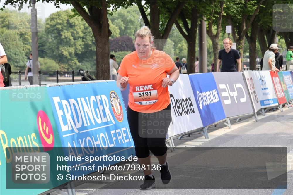 15.06.2025 - REWE Women's Run Strokosch-Dieckow http://msf.ph/oto/7938136 15.06.2025 11:11:53 Ziel 5191, 5584, 5614 meine-sportfotos.de