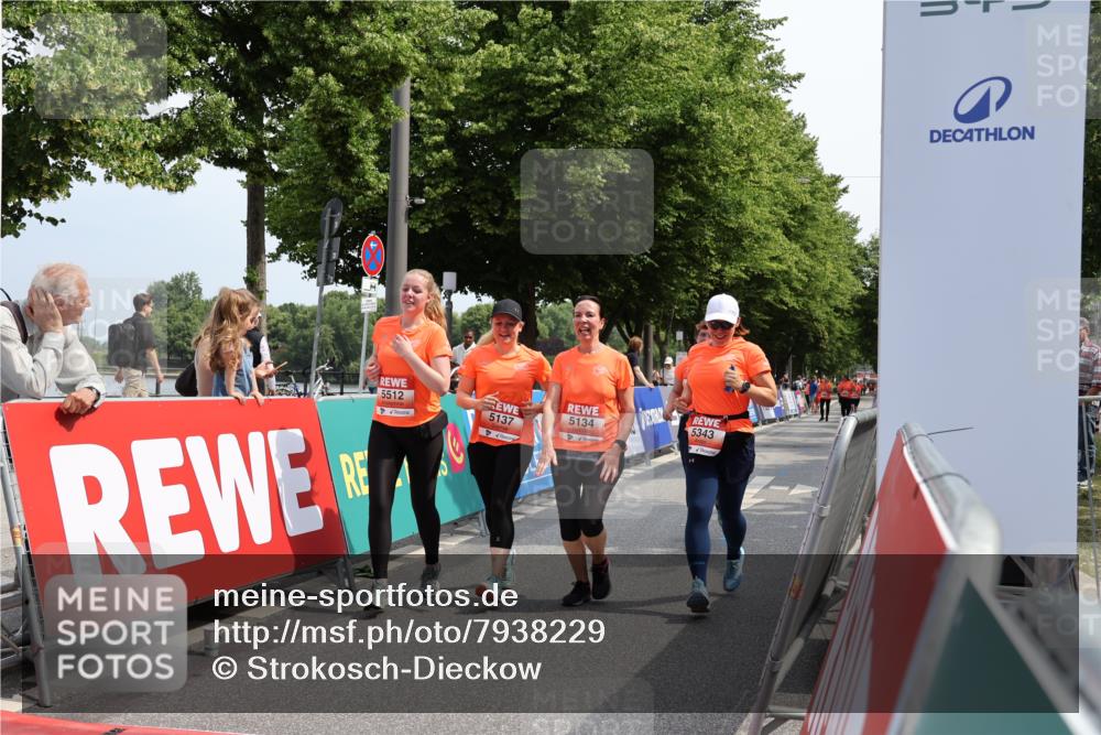 15.06.2025 - REWE Women's Run Strokosch-Dieckow http://msf.ph/oto/7938229 15.06.2025 11:12:06 Ziel 5134, 5137, 5323, 5343, 5512 meine-sportfotos.de