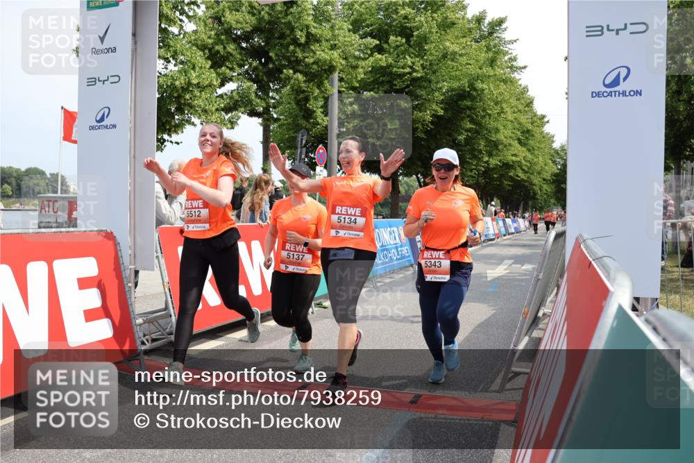 15.06.2025 - REWE Women's Run Strokosch-Dieckow http://msf.ph/oto/7938259 15.06.2025 11:12:07 Ziel 5134, 5137, 5323, 5343, 5512 meine-sportfotos.de