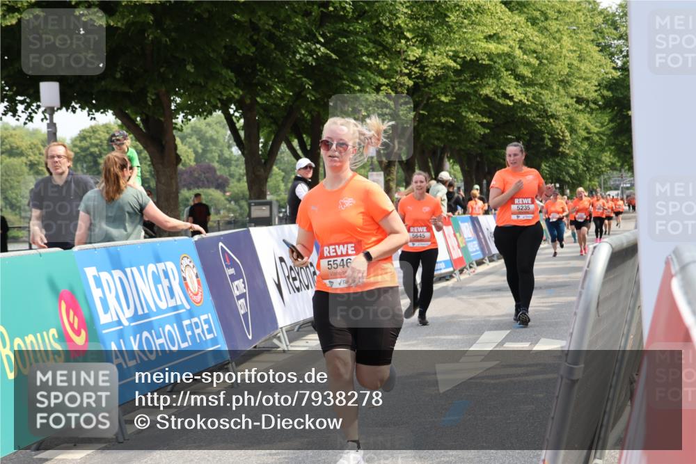 15.06.2025 - REWE Women's Run Strokosch-Dieckow http://msf.ph/oto/7938278 15.06.2025 11:12:19 Ziel 5235, 5546, 5645 meine-sportfotos.de