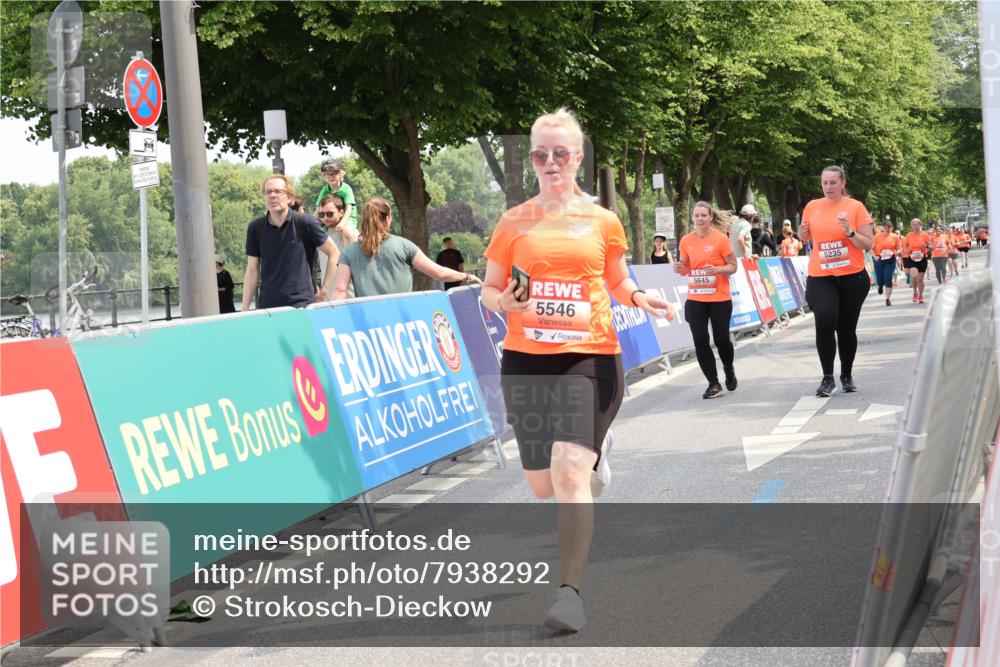 15.06.2025 - REWE Women's Run Strokosch-Dieckow http://msf.ph/oto/7938292 15.06.2025 11:12:19 Ziel 5235, 5546, 5645 meine-sportfotos.de
