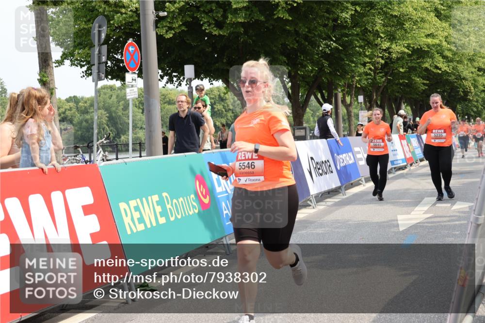 15.06.2025 - REWE Women's Run Strokosch-Dieckow http://msf.ph/oto/7938302 15.06.2025 11:12:20 Ziel 5235, 5546, 5645 meine-sportfotos.de