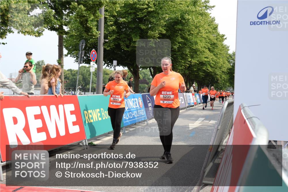 15.06.2025 - REWE Women's Run Strokosch-Dieckow http://msf.ph/oto/7938352 15.06.2025 11:12:24 Ziel 5235, 5386, 5546, 5645, 5650 meine-sportfotos.de