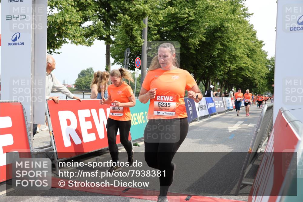 15.06.2025 - REWE Women's Run Strokosch-Dieckow http://msf.ph/oto/7938381 15.06.2025 11:12:25 Ziel 5235, 5386, 5546, 5645, 5650 meine-sportfotos.de