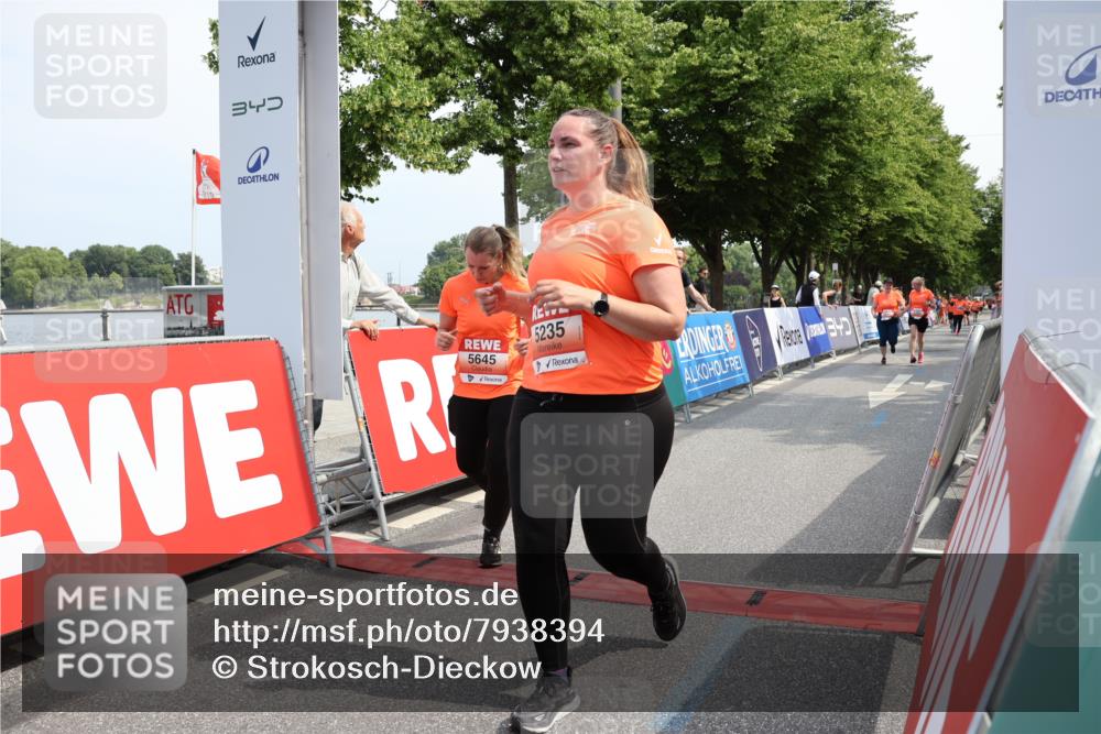 15.06.2025 - REWE Women's Run Strokosch-Dieckow http://msf.ph/oto/7938394 15.06.2025 11:12:25 Ziel 5235, 5386, 5546, 5645, 5650 meine-sportfotos.de