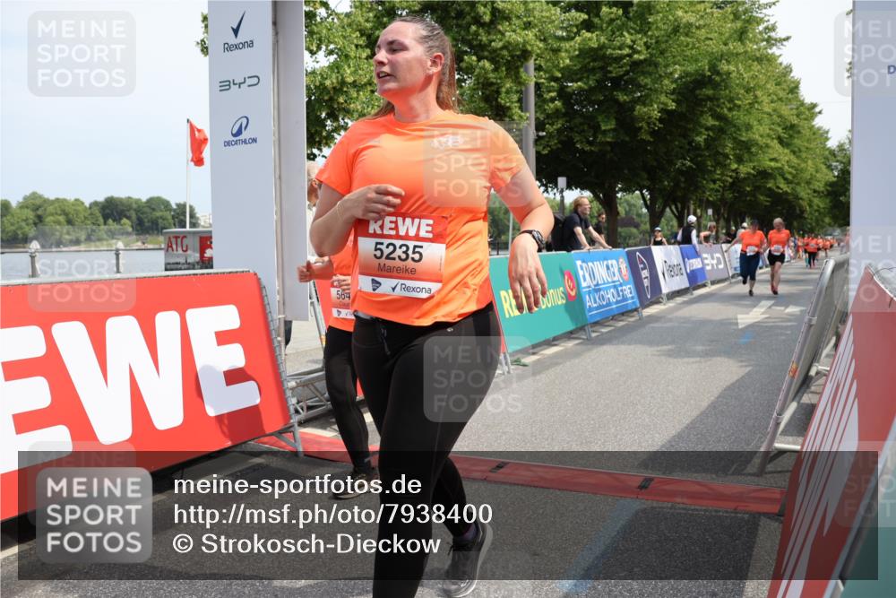 15.06.2025 - REWE Women's Run Strokosch-Dieckow http://msf.ph/oto/7938400 15.06.2025 11:12:25 Ziel 5235, 5386, 5546, 5645, 5650 meine-sportfotos.de