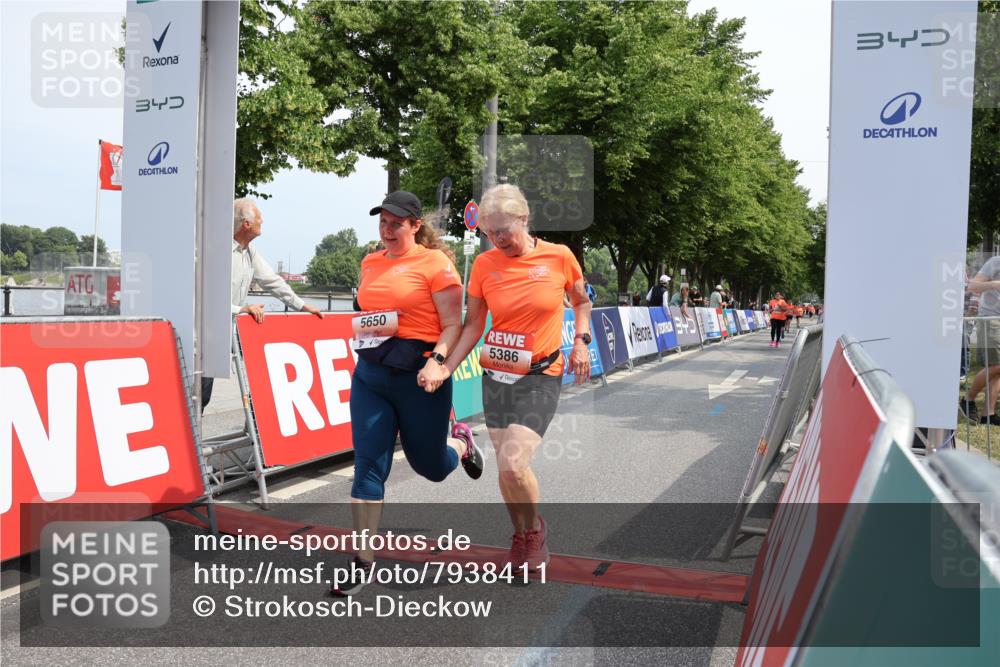 15.06.2025 - REWE Women's Run Strokosch-Dieckow http://msf.ph/oto/7938411 15.06.2025 11:12:29 Ziel 5235, 5386, 5645, 5650 meine-sportfotos.de