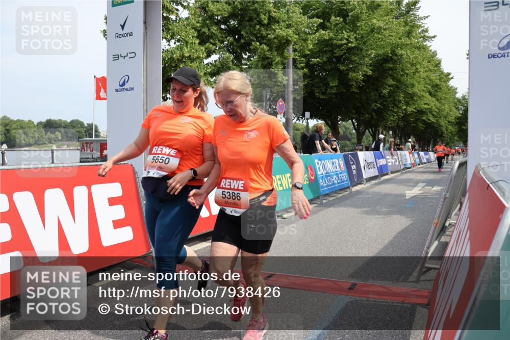 15.06.2025 - REWE Women's Run Strokosch-Dieckow http://msf.ph/oto/7938426 15.06.2025 11:12:30 Ziel 5235, 5386, 5399, 5645, 5650 meine-sportfotos.de