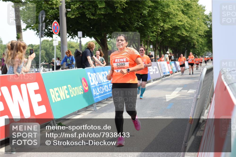 15.06.2025 - REWE Women's Run Strokosch-Dieckow http://msf.ph/oto/7938433 15.06.2025 11:12:36 Ziel 5386, 5399, 5678 meine-sportfotos.de