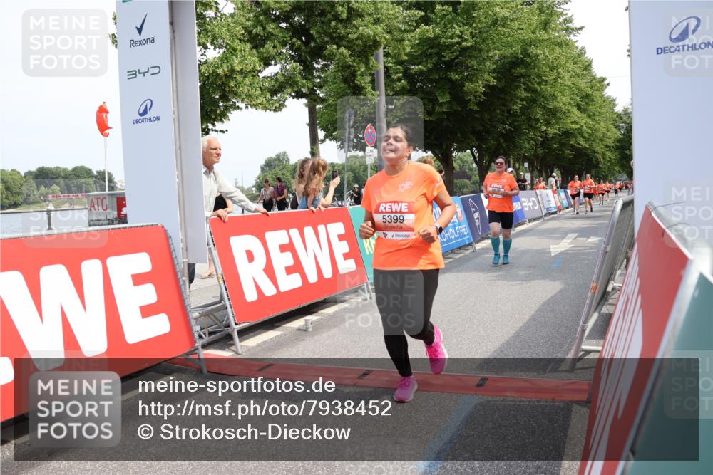 15.06.2025 - REWE Women's Run Strokosch-Dieckow http://msf.ph/oto/7938452 15.06.2025 11:12:37 Ziel 5399, 5678 meine-sportfotos.de