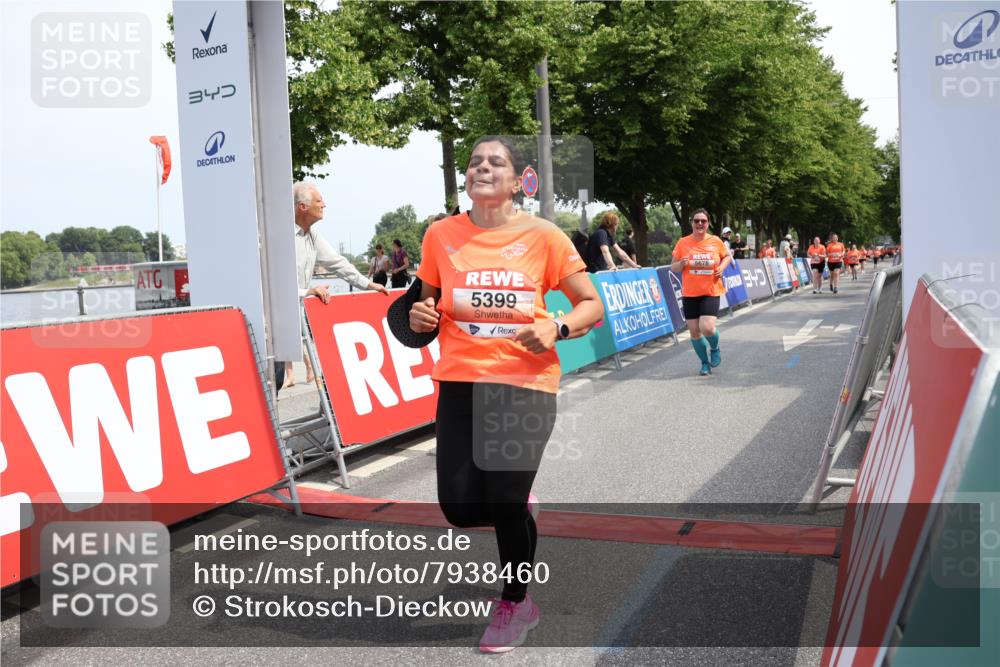 15.06.2025 - REWE Women's Run Strokosch-Dieckow http://msf.ph/oto/7938460 15.06.2025 11:12:37 Ziel 5399, 5678 meine-sportfotos.de