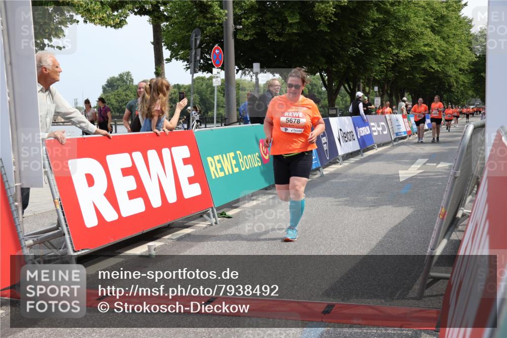 15.06.2025 - REWE Women's Run Strokosch-Dieckow http://msf.ph/oto/7938492 15.06.2025 11:12:38 Ziel 5399, 5678 meine-sportfotos.de