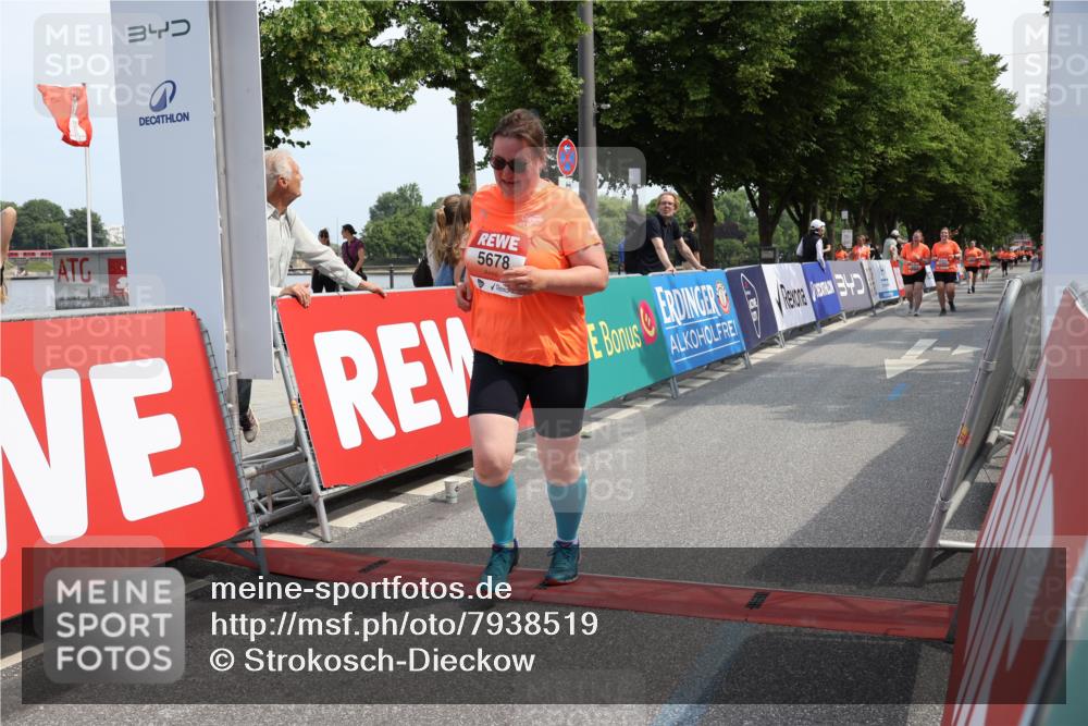 15.06.2025 - REWE Women's Run Strokosch-Dieckow http://msf.ph/oto/7938519 15.06.2025 11:12:39 Ziel 5399, 5678 meine-sportfotos.de