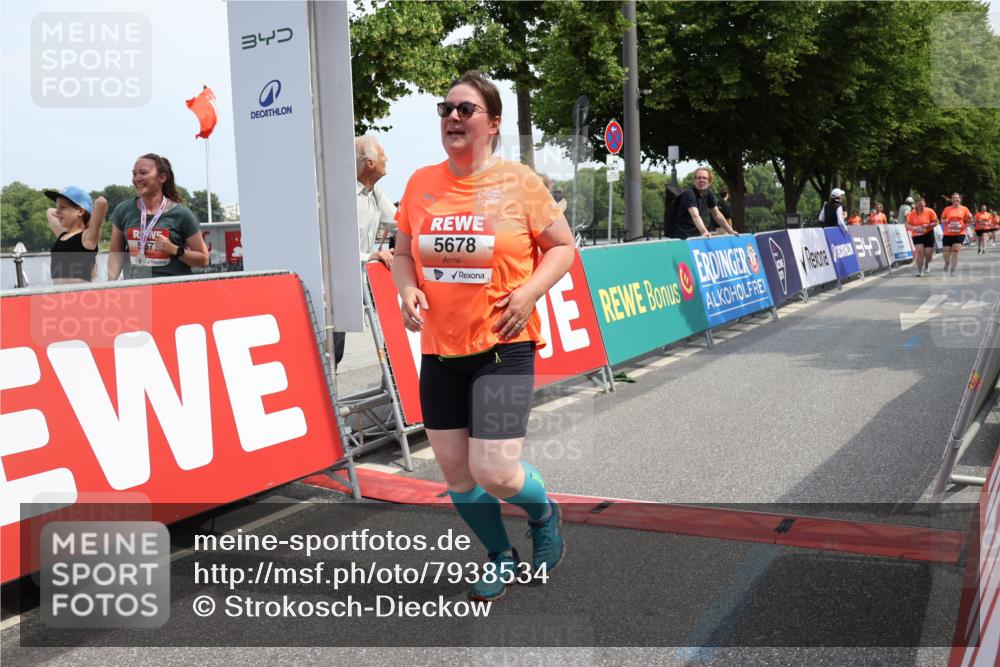 15.06.2025 - REWE Women's Run Strokosch-Dieckow http://msf.ph/oto/7938534 15.06.2025 11:12:40 Ziel 5366, 5399, 5678 meine-sportfotos.de