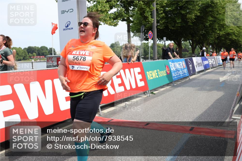15.06.2025 - REWE Women's Run Strokosch-Dieckow http://msf.ph/oto/7938545 15.06.2025 11:12:40 Ziel 5366, 5399, 5678 meine-sportfotos.de