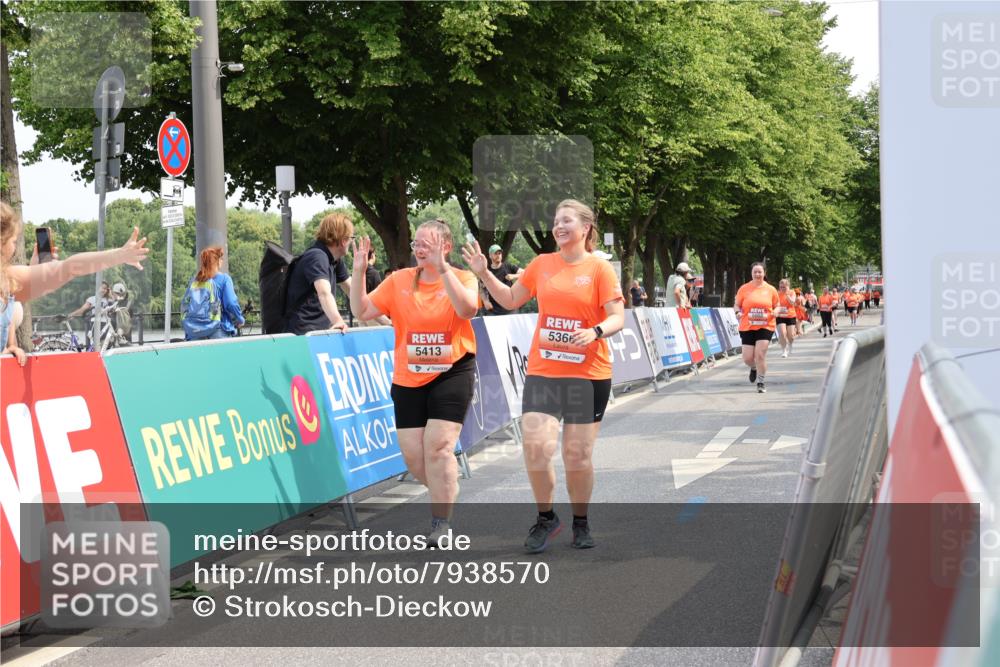 15.06.2025 - REWE Women's Run Strokosch-Dieckow http://msf.ph/oto/7938570 15.06.2025 11:12:45 Ziel 5002, 5366, 5413, 5678 meine-sportfotos.de