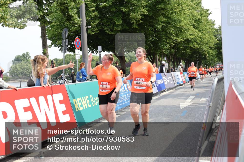15.06.2025 - REWE Women's Run Strokosch-Dieckow http://msf.ph/oto/7938583 15.06.2025 11:12:46 Ziel 5002, 5366, 5413, 5678 meine-sportfotos.de