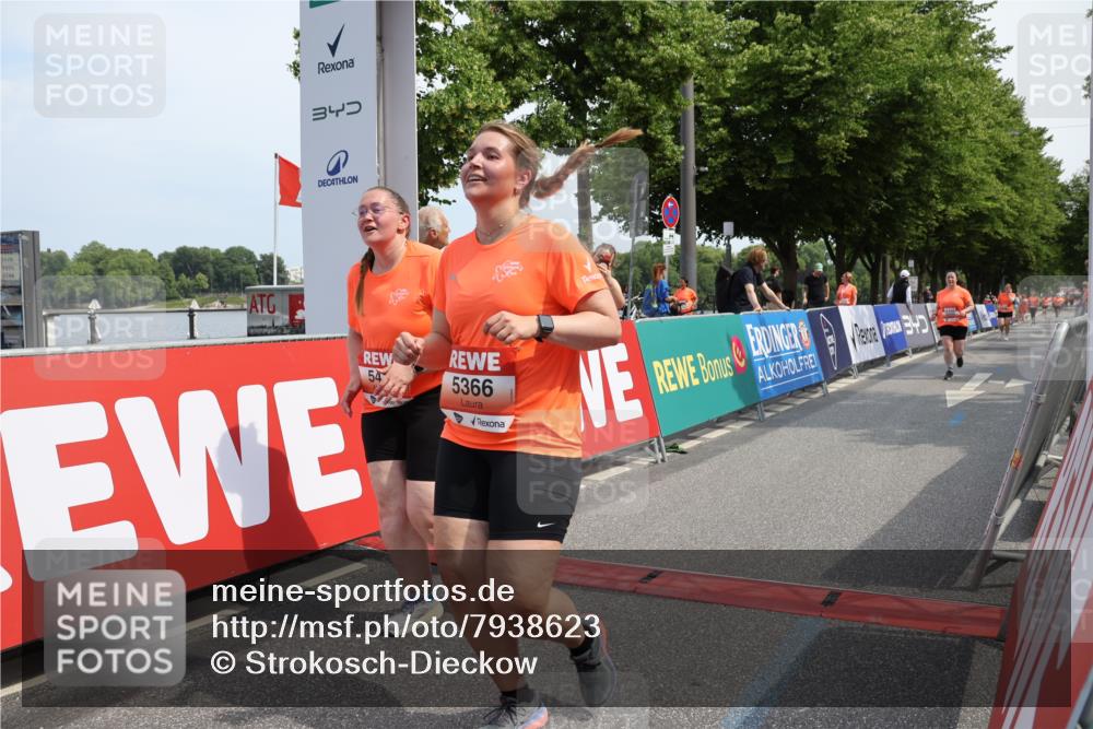 15.06.2025 - REWE Women's Run Strokosch-Dieckow http://msf.ph/oto/7938623 15.06.2025 11:12:47 Ziel 5002, 5366, 5413 meine-sportfotos.de