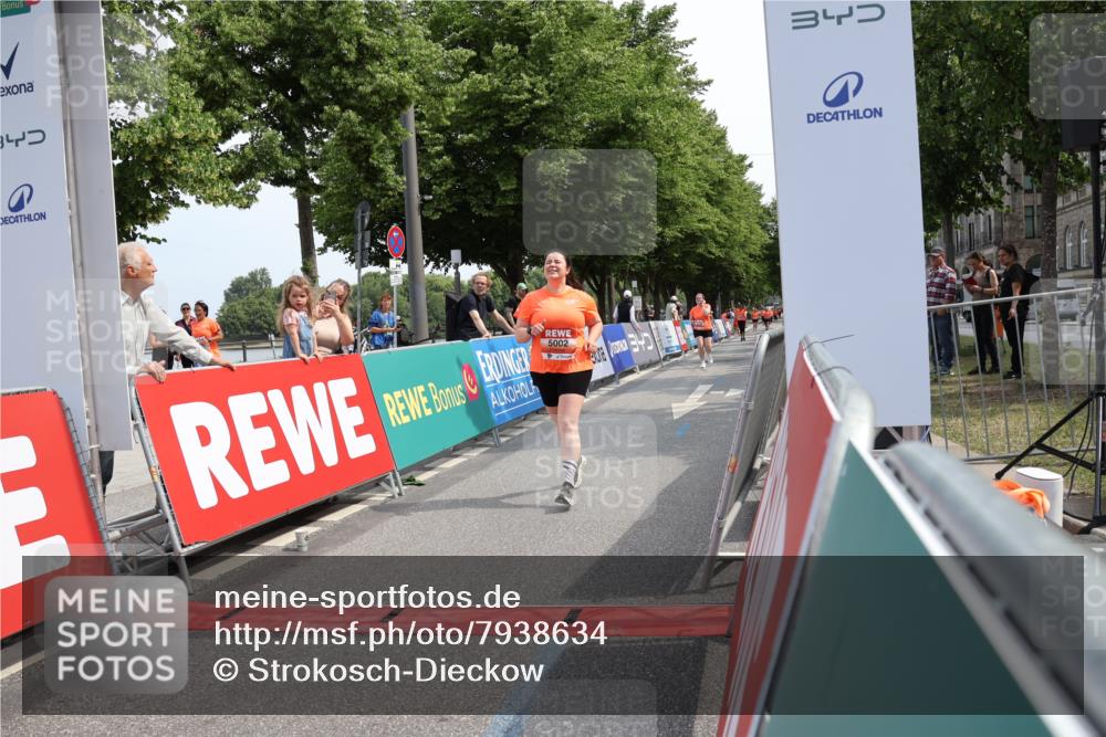 15.06.2025 - REWE Women's Run Strokosch-Dieckow http://msf.ph/oto/7938634 15.06.2025 11:12:51 Ziel 5002, 5168, 5366, 5413 meine-sportfotos.de
