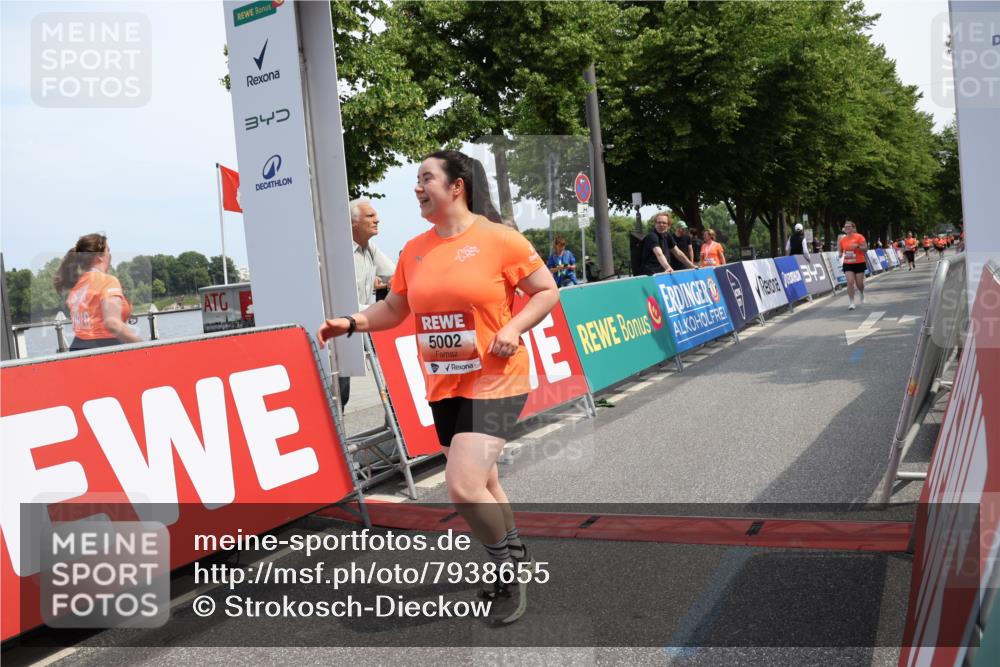 15.06.2025 - REWE Women's Run Strokosch-Dieckow http://msf.ph/oto/7938655 15.06.2025 11:12:52 Ziel 5002, 5168, 5366, 5413 meine-sportfotos.de