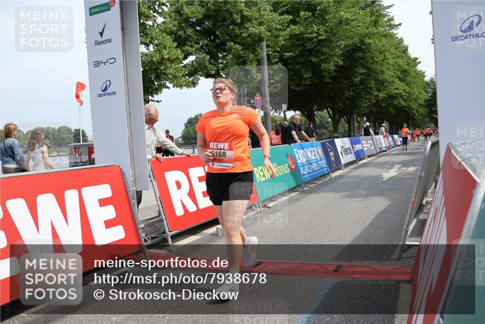 15.06.2025 - REWE Women's Run Strokosch-Dieckow http://msf.ph/oto/7938678 15.06.2025 11:12:57 Ziel 5002, 5168 meine-sportfotos.de