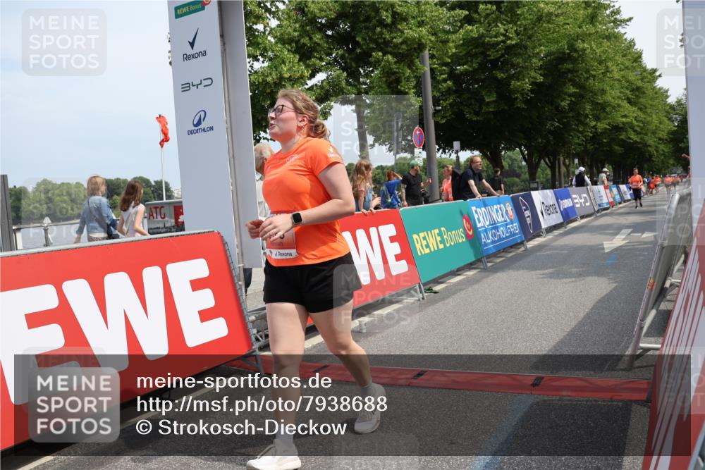 15.06.2025 - REWE Women's Run Strokosch-Dieckow http://msf.ph/oto/7938688 15.06.2025 11:12:58 Ziel 5002, 5168 meine-sportfotos.de