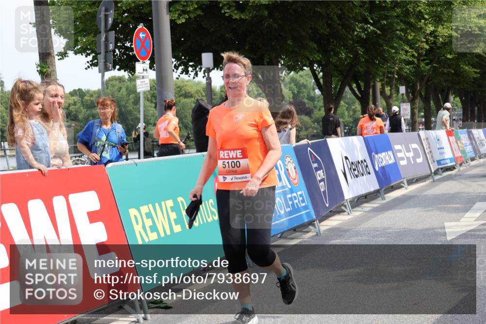 15.06.2025 - REWE Women's Run Strokosch-Dieckow http://msf.ph/oto/7938697 15.06.2025 11:13:05 Ziel 5100 meine-sportfotos.de