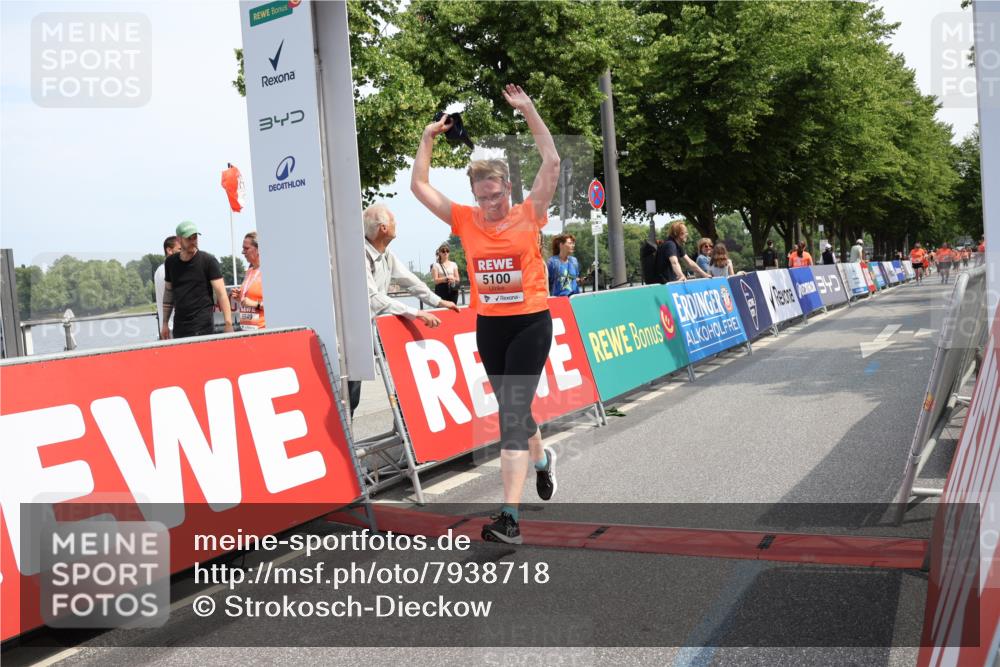 15.06.2025 - REWE Women's Run Strokosch-Dieckow http://msf.ph/oto/7938718 15.06.2025 11:13:06 Ziel 5100 meine-sportfotos.de