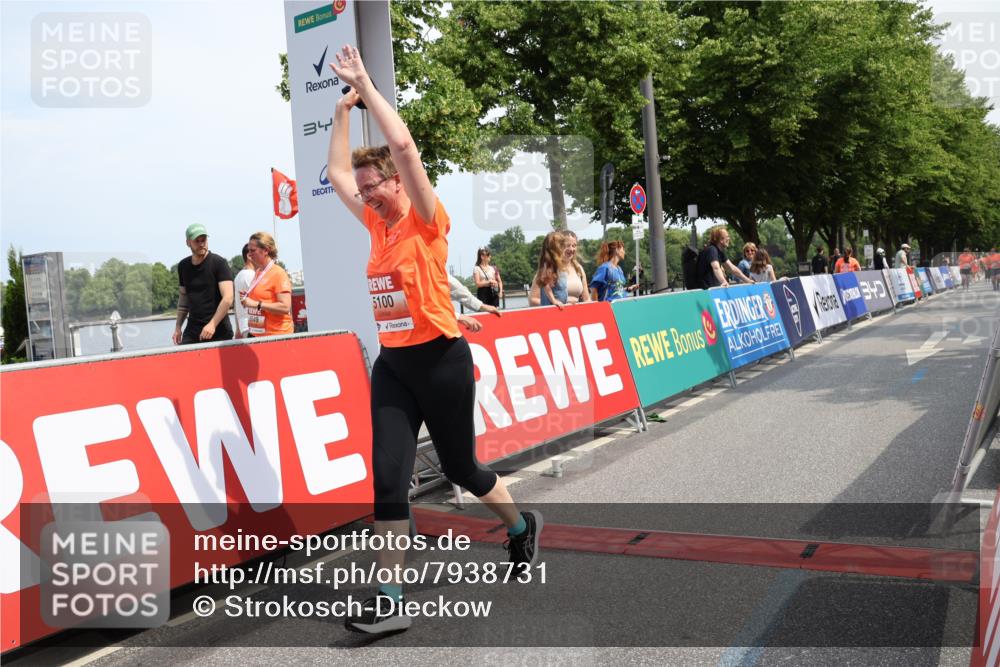 15.06.2025 - REWE Women's Run Strokosch-Dieckow http://msf.ph/oto/7938731 15.06.2025 11:13:06 Ziel 5100 meine-sportfotos.de