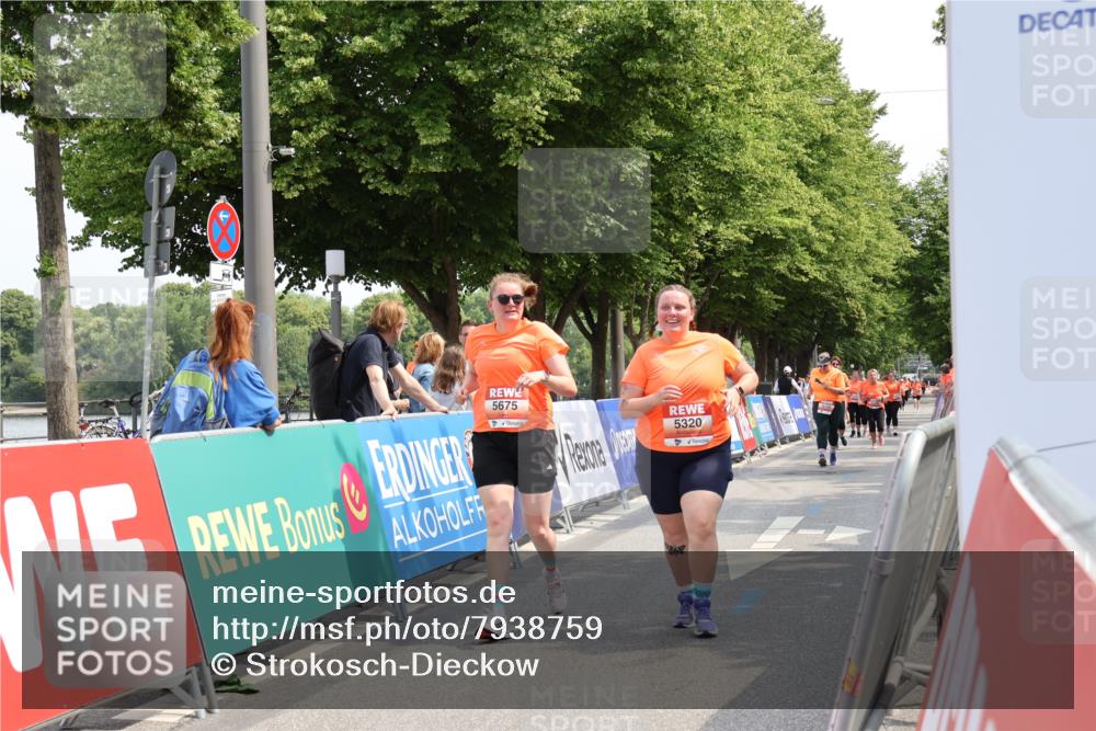 15.06.2025 - REWE Women's Run Strokosch-Dieckow http://msf.ph/oto/7938759 15.06.2025 11:13:19 Ziel 5320, 5675 meine-sportfotos.de