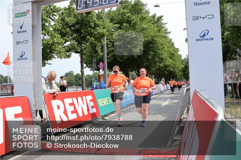 15.06.2025 - REWE Women's Run Strokosch-Dieckow http://msf.ph/oto/7938788 15.06.2025 11:13:20 Ziel 5320, 5675 meine-sportfotos.de