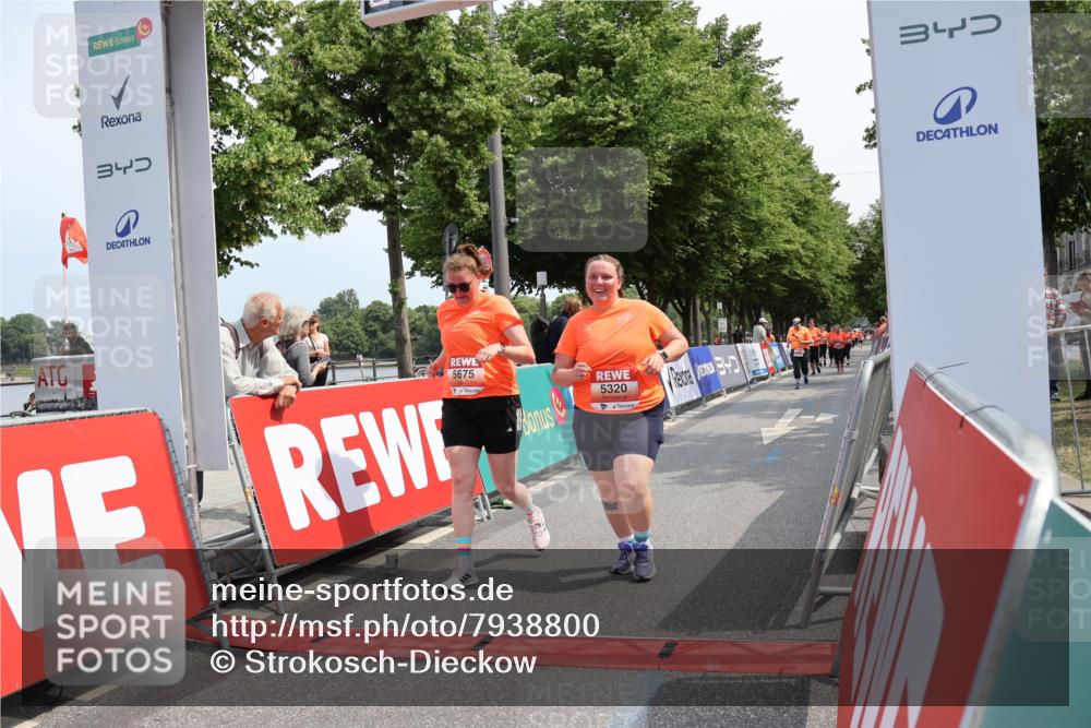 15.06.2025 - REWE Women's Run Strokosch-Dieckow http://msf.ph/oto/7938800 15.06.2025 11:13:20 Ziel 5320, 5675 meine-sportfotos.de