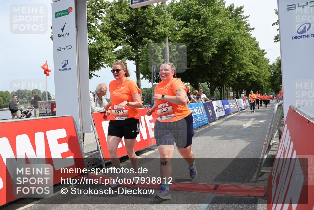 15.06.2025 - REWE Women's Run Strokosch-Dieckow http://msf.ph/oto/7938812 15.06.2025 11:13:21 Ziel 5106, 5320, 5675 meine-sportfotos.de