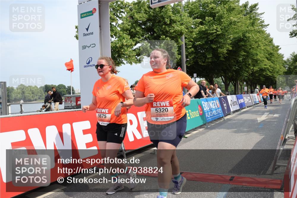 15.06.2025 - REWE Women's Run Strokosch-Dieckow http://msf.ph/oto/7938824 15.06.2025 11:13:21 Ziel 5106, 5320, 5675 meine-sportfotos.de