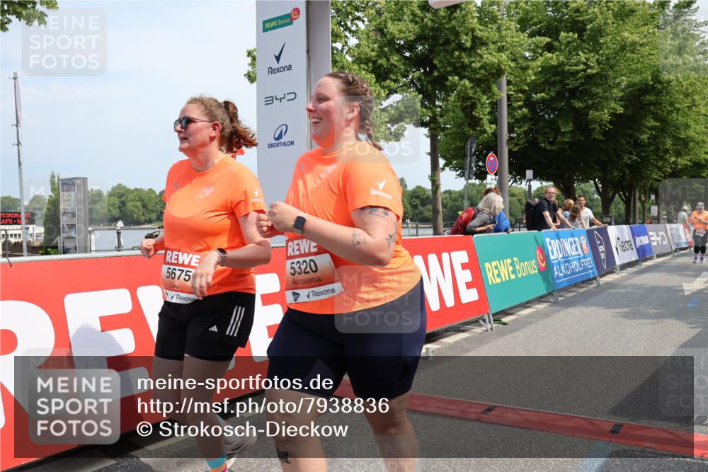 15.06.2025 - REWE Women's Run Strokosch-Dieckow http://msf.ph/oto/7938836 15.06.2025 11:13:22 Ziel 5106, 5320, 5675 meine-sportfotos.de